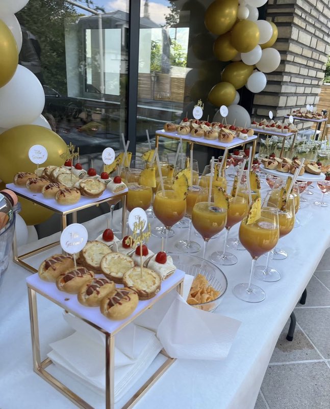 Table événement avec ballons dorés