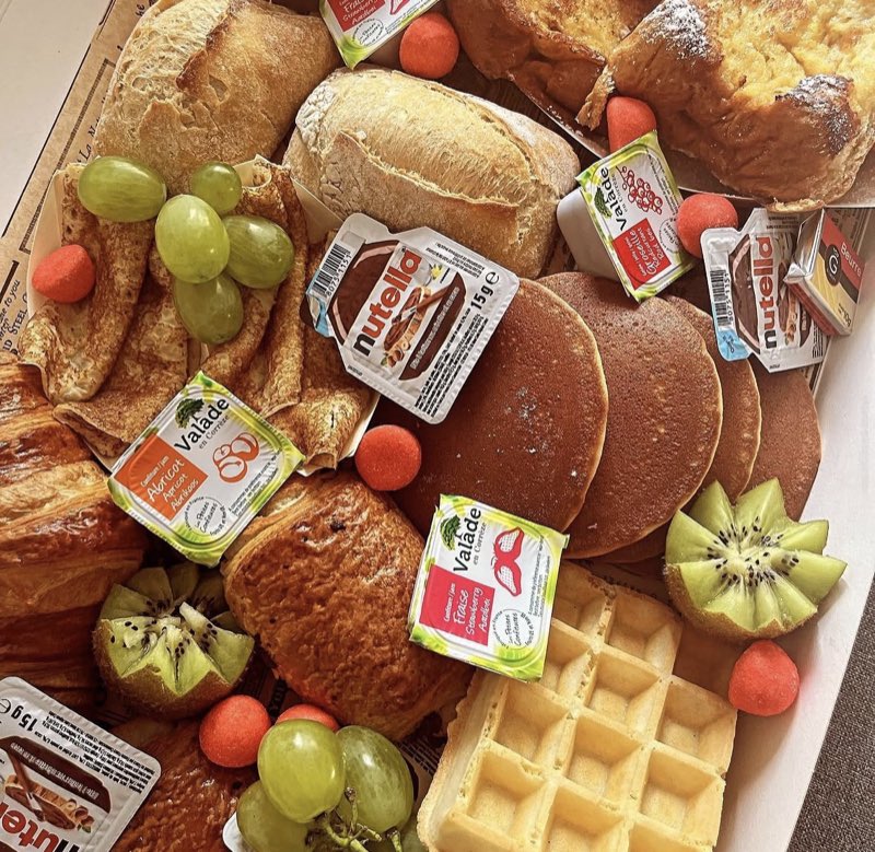 Croissants, pancakes et confitures