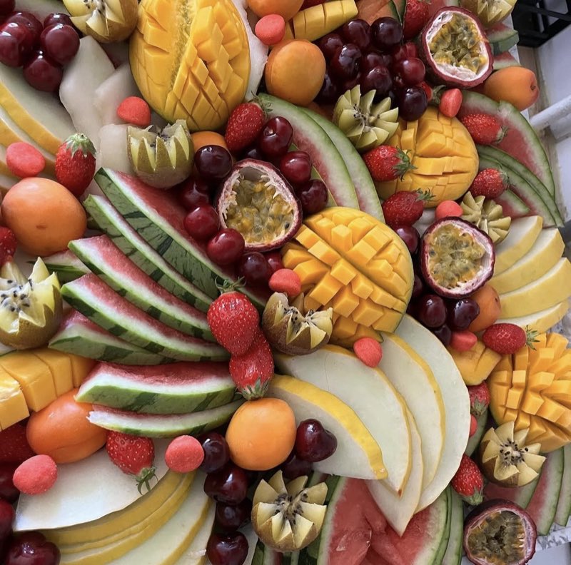 Plateau de fruits frais colorés