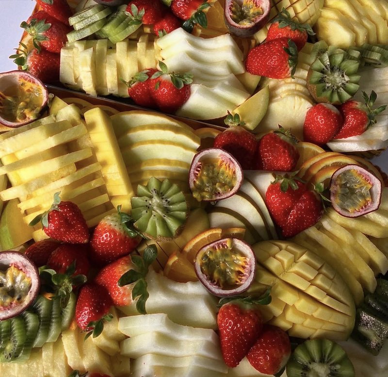 Détail fruits de la passion et fraises